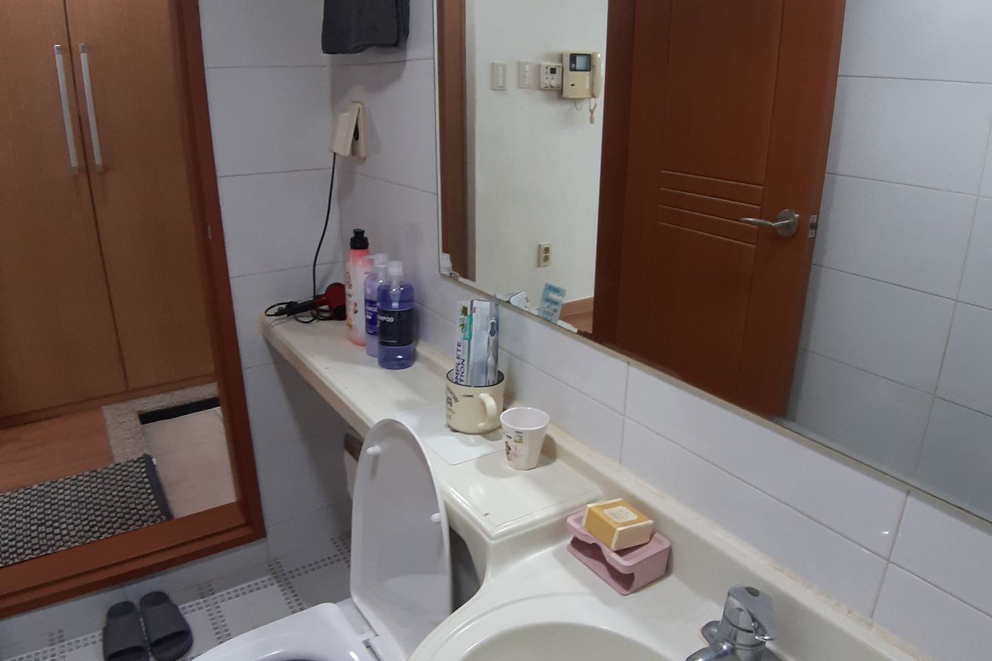 Just bring yourself, fully furnished. 4th image