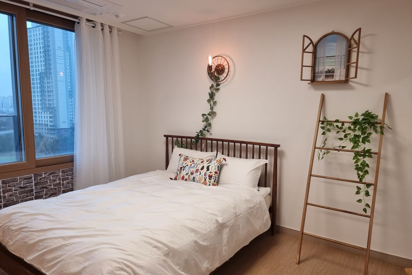A room with a strong Instagram vibe. 7th image