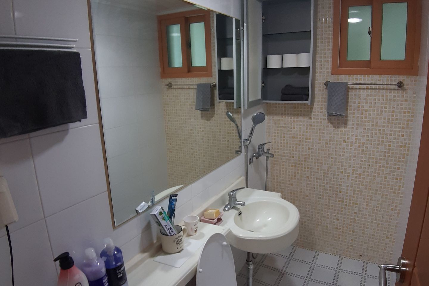 Just bring yourself, fully furnished. 9th image
