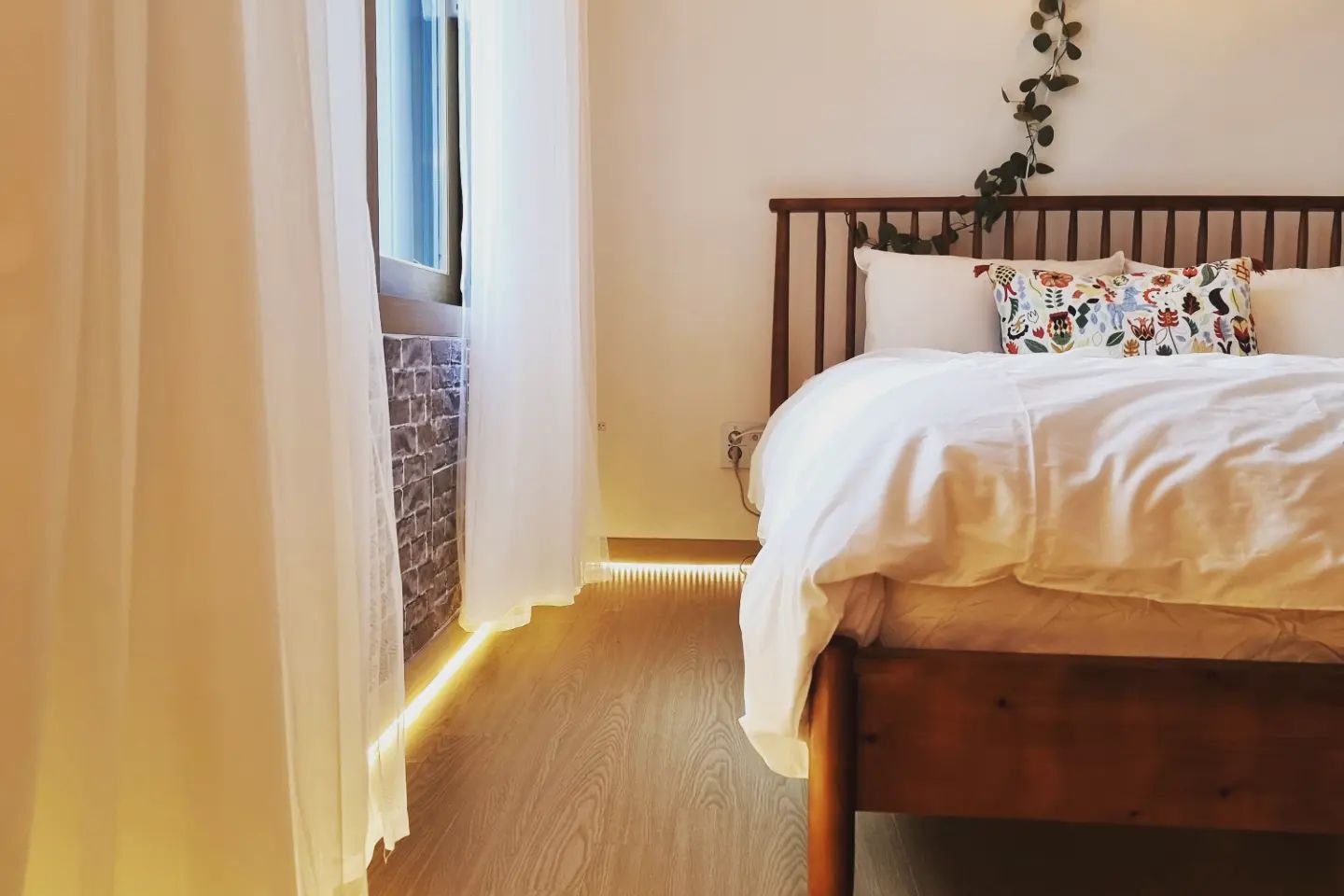 A room with a strong Instagram vibe. 0th image