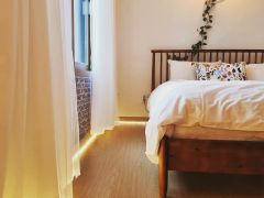 A room with a strong Instagram vibe. 0th image