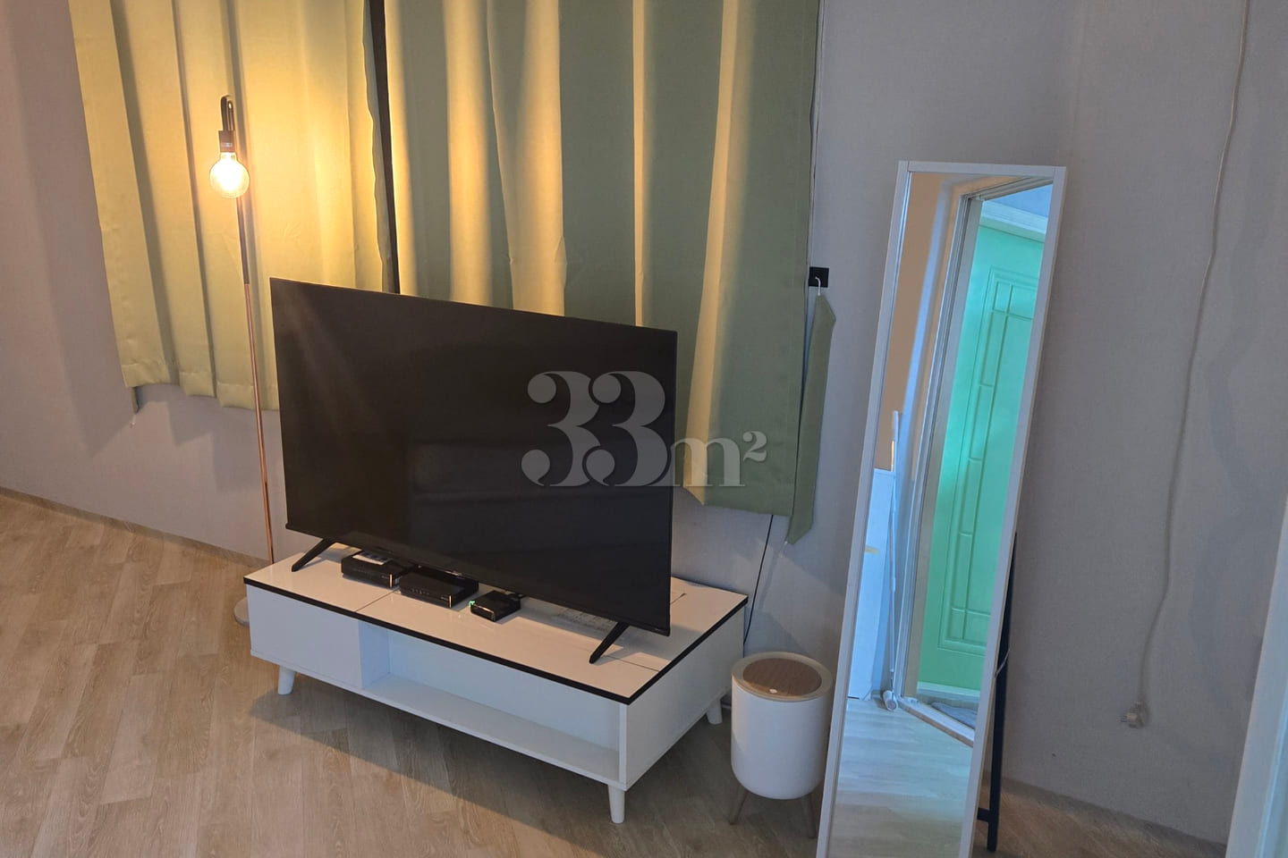 A clean room with good accessibility. 1th image