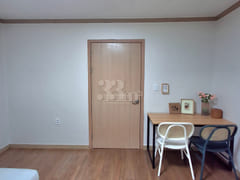 π Two-room unit in front of the Office of Ed 3th image