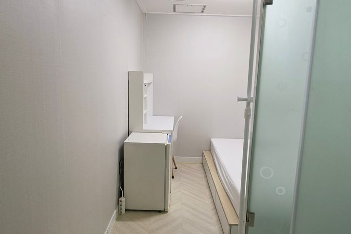 Pleasant outer and inner architraves 13th image
