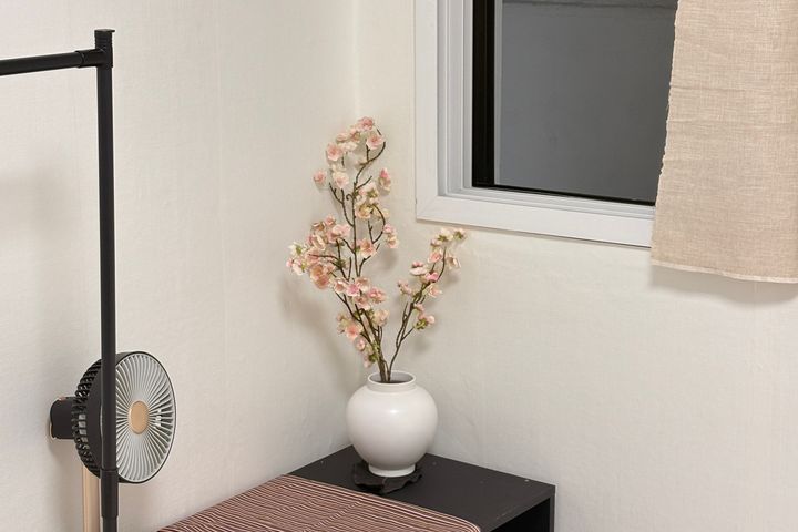 Sun-drenched balcony apartment 6th image