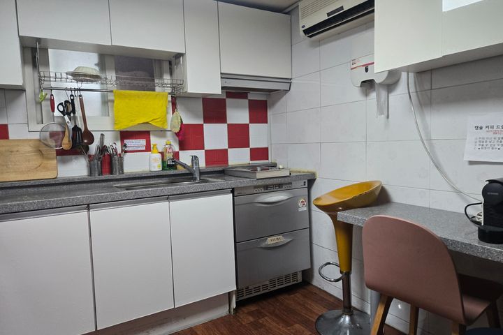 Studio apartment for women only near Sinnonhy 7th image