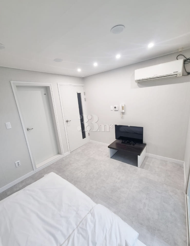 Remodeled, fully furnished H31 5th image