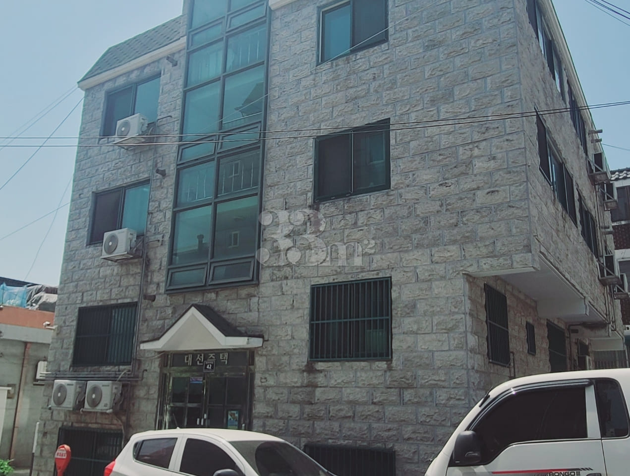 Fully furnished studio (Unit 4) with parking  1th image