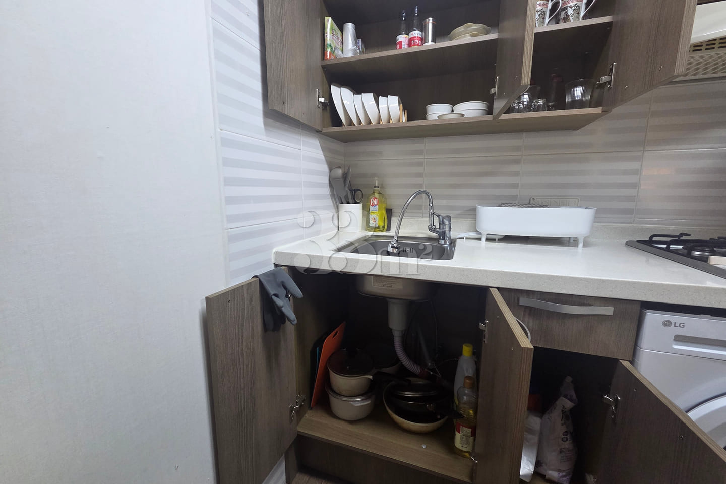 6-7 minutes from Suwon City Hall Station, fre 5th image