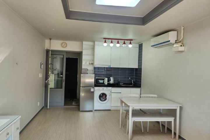 Spacious and comfortable private room. 3th image