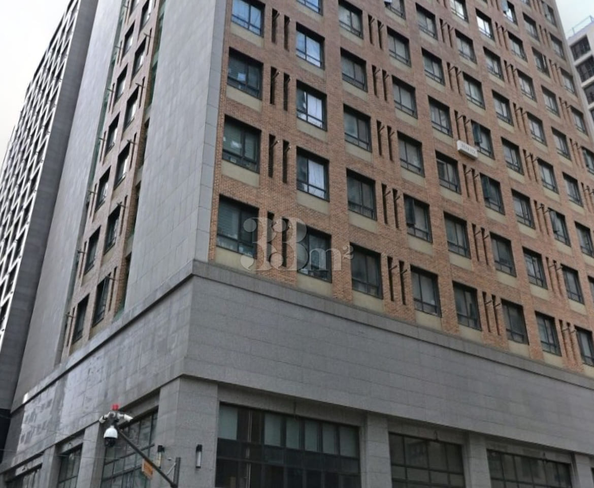 Right by the subway station: Fully furnished: 6th image