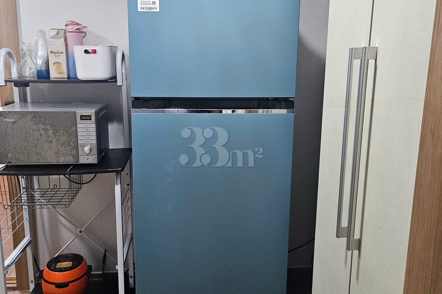 It is a studio apartment with a kitchen. 5th image