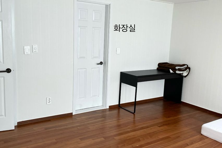 Sinchungdong Station • 49 pyeong • 4 rooms • 12th image