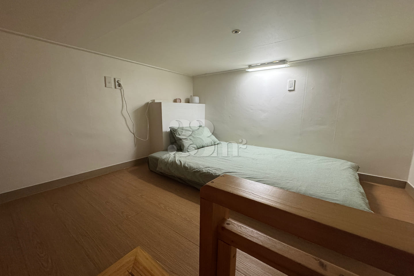 A cozy space with convenient transportation a 1th image