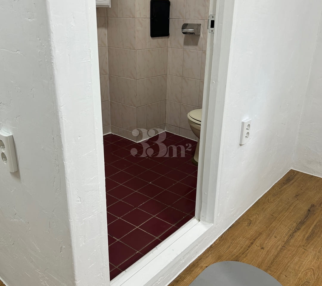 Studio apartment in front of the park 4th image