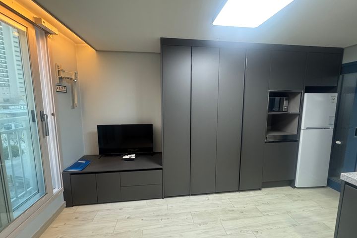 Quiet studio apartment near Oncheonjang Stati 1th image