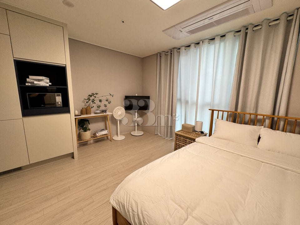 Fully furnished unit right in front of the Se 1th image