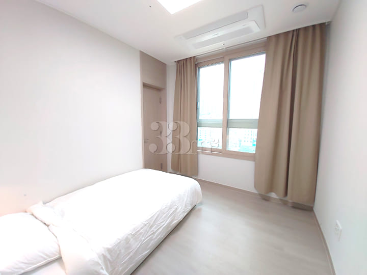 Newly built 3-room unit with 2 bathrooms near 8th image