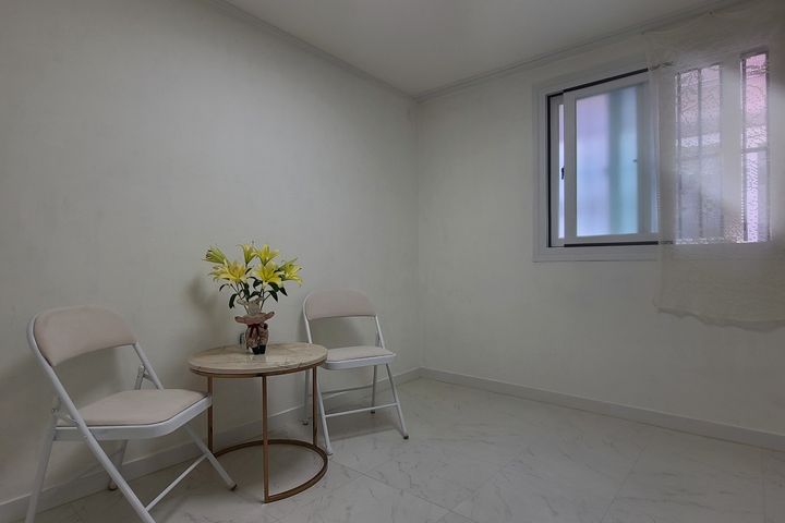 2 bedrooms, fully renovated, right next to th 6th image
