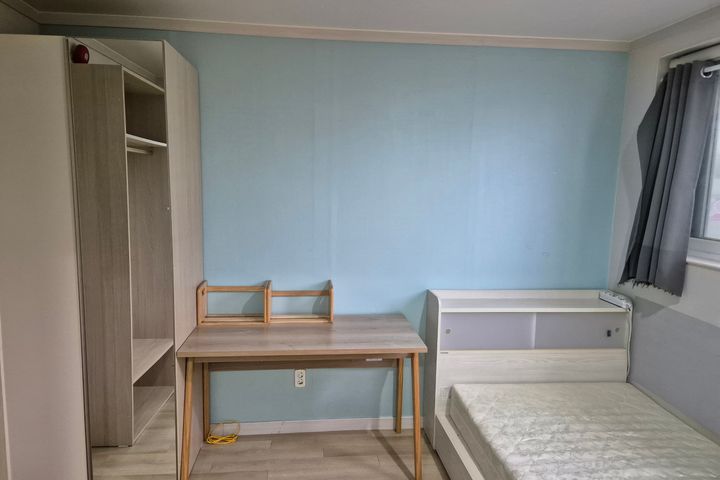 Fully furnished studio apartment 6th image