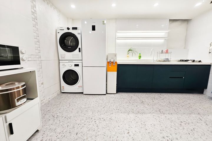 Sillim White-Toned Aesthetic Room 8th image