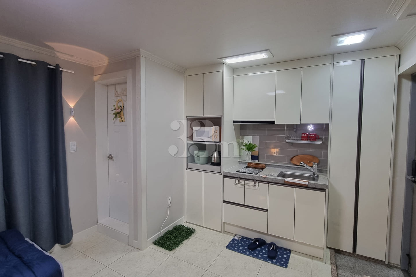 It is a neat, newly built room. 3th image