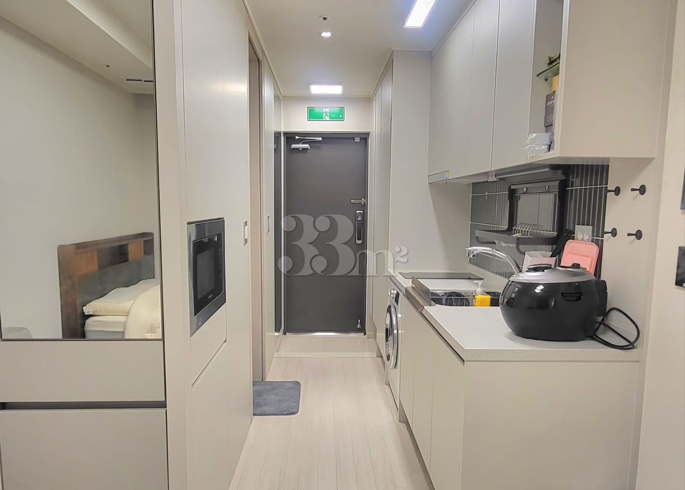 New studio apartment in a prime location righ 4th image