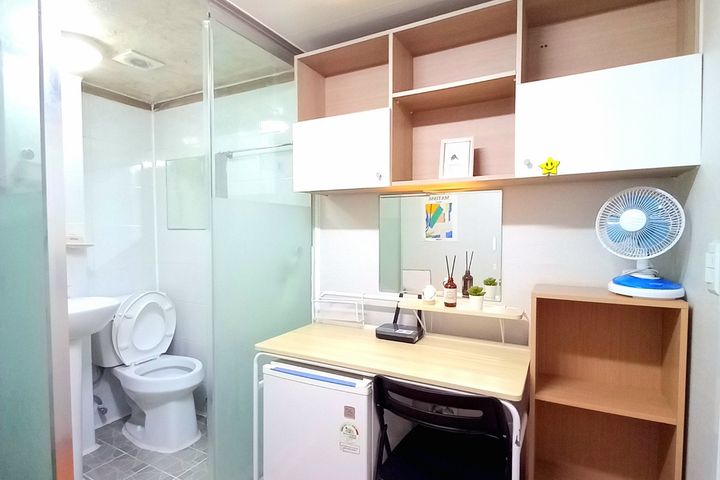 Small and Cozy Room 519 3th image