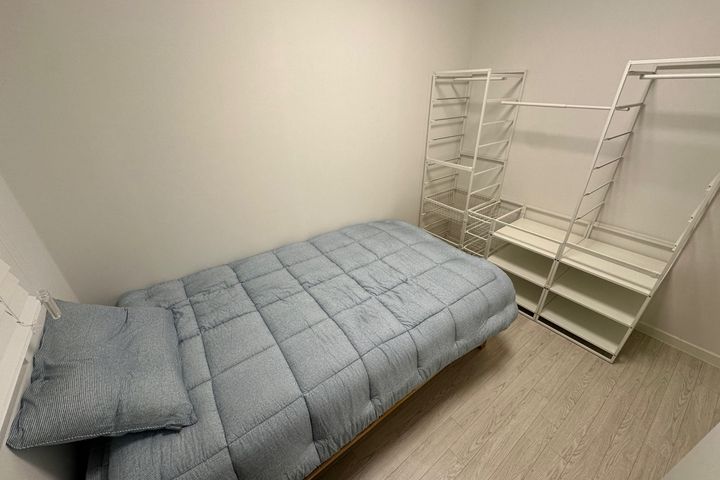 Brand-new two-room unit, parking available. 6th image