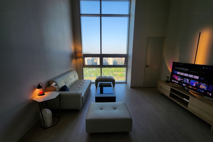 Right by the subway station. Spacious duplex 2th image