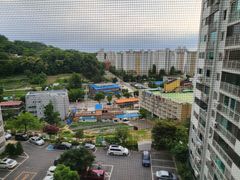 Spacious and Bright 32-Pyeong Home in Dongduc 1th image