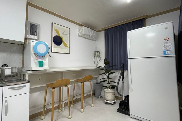Room 105 / Spacious Room / Long-term Room 11th image