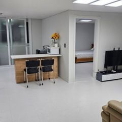 White-toned, country-style private house Unit Image