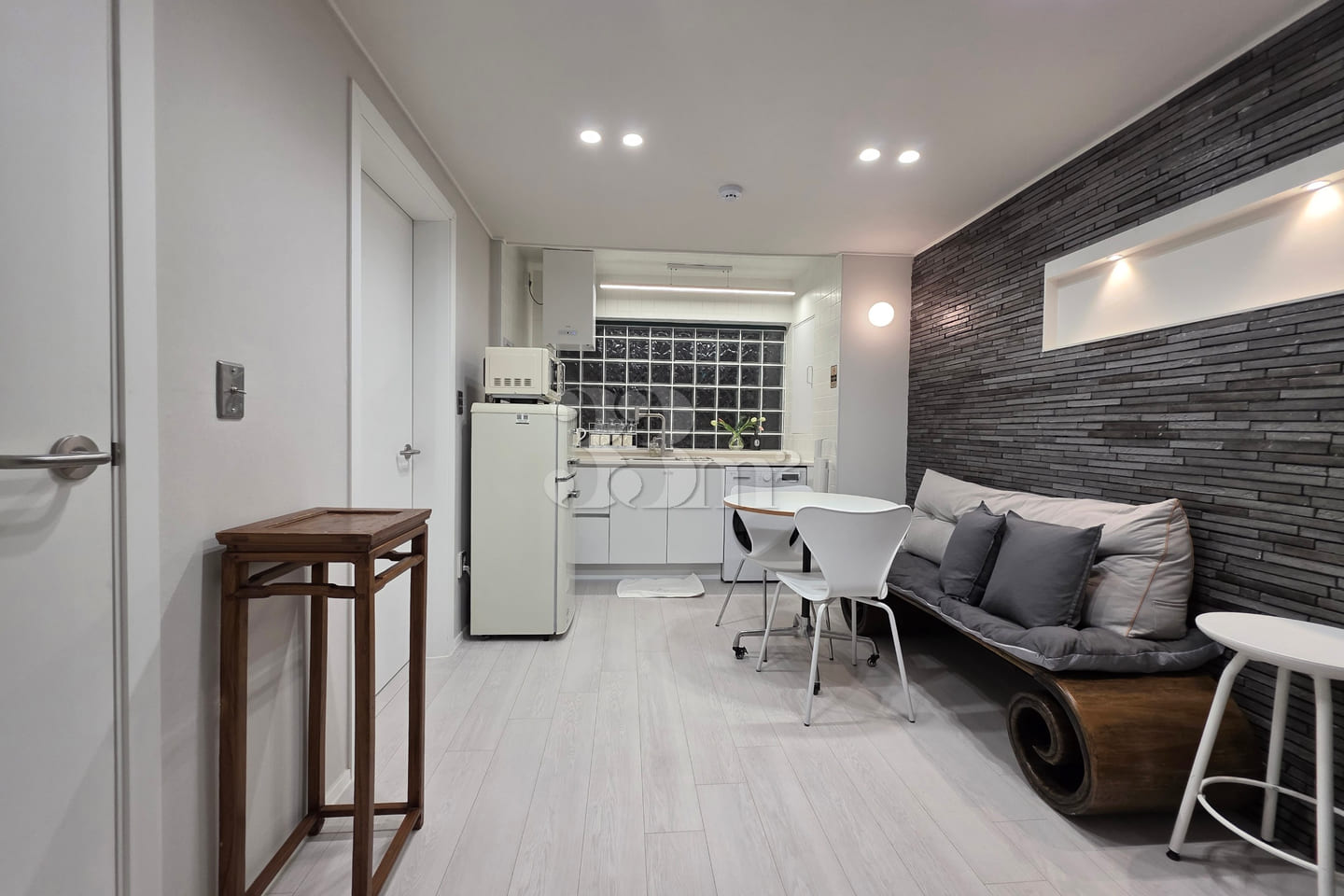 Gangnam 2-room apartment, 5 minutes from Hakd 1th image