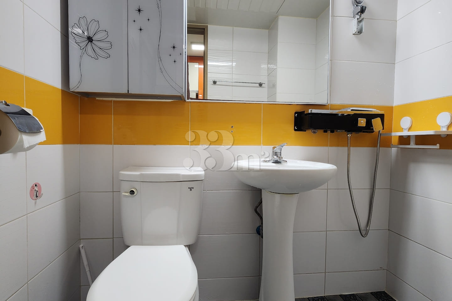 One-room apartment with a separate room near  10th image