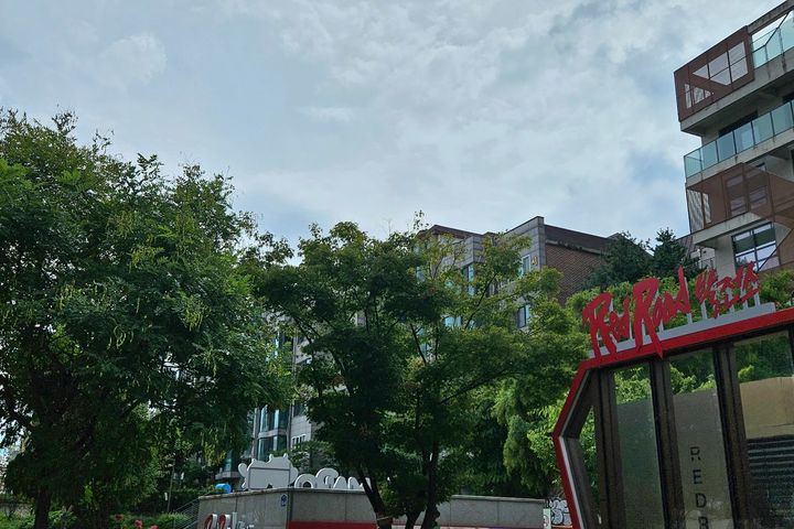Walk to Hongik University Station 16th image