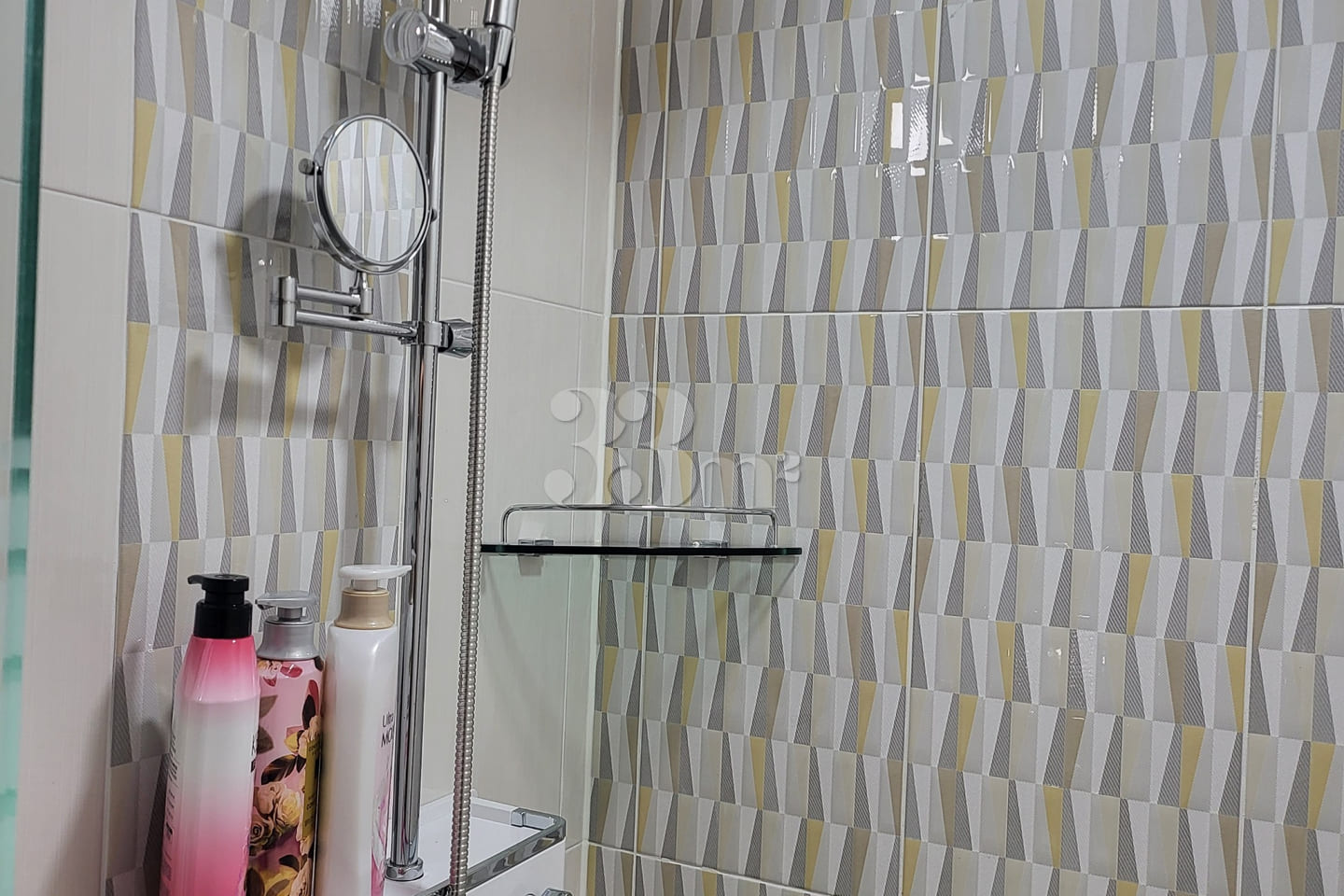 Newly built, fully furnished unit in central 18th image