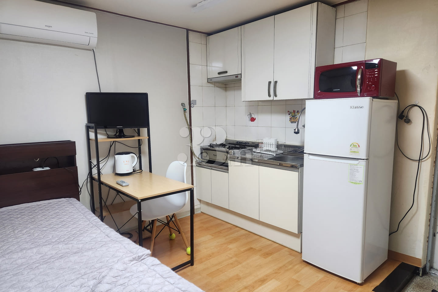 Studio apartment with a commute to Gangnam 0th image