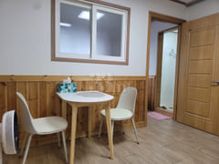 Wood-toned 1.5-room unit on the second floor 2th image