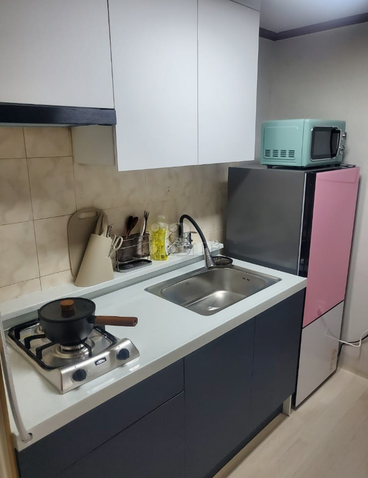 Clean and quiet studio apartment 4th image