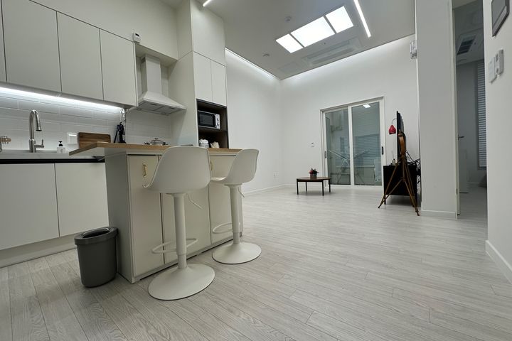 Brand-new two-room unit, parking available. 1th image