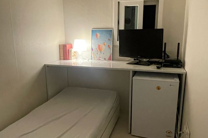 Mini Room with an Exterior Window 6th image