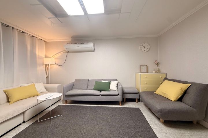Clean and airy 3-room unit 1th image