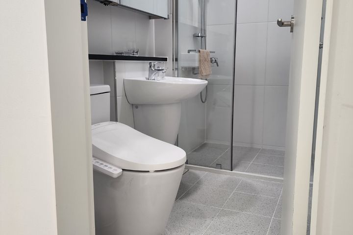 Brand-new, spacious two-room unit; parking av 13th image
