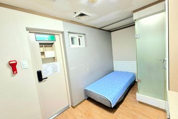 Unit 320: Studio-type unit with an internal w