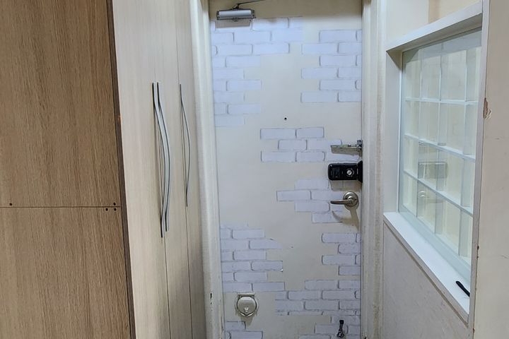Spacious and Bright 32-Pyeong Home in Dongduc 4th image