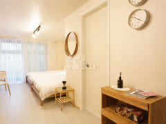 1 minute from Hongik Univ. Station; prime loc 2th image