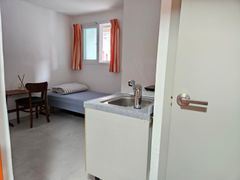 Clean studio apartment in a triple station ar 15th image