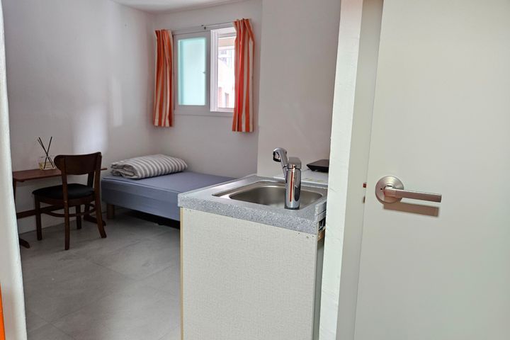 Clean studio apartment in a triple station ar 15th image