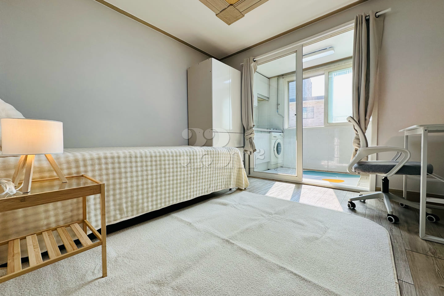 Women-only, fully furnished apartment near th 1th image